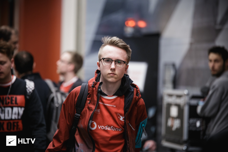 T1 3-1 GEN：跌宕起伏稳住局势，T1成功挺进总决赛！